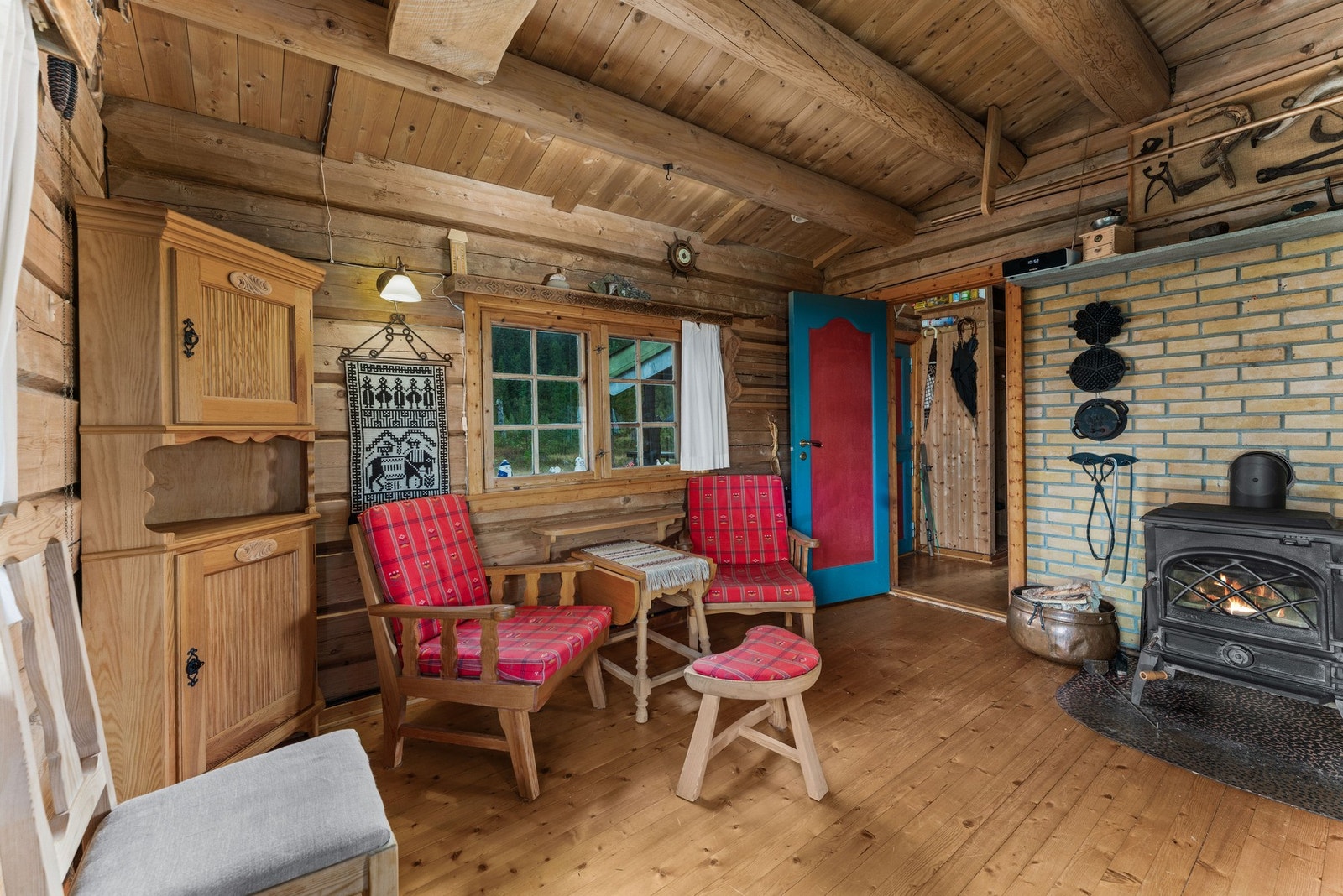 I stua/spisestua sørger vedovnen for både varme og koselig stemning - et naturlig samlingspunkt på kalde kvelder. Galleribilde