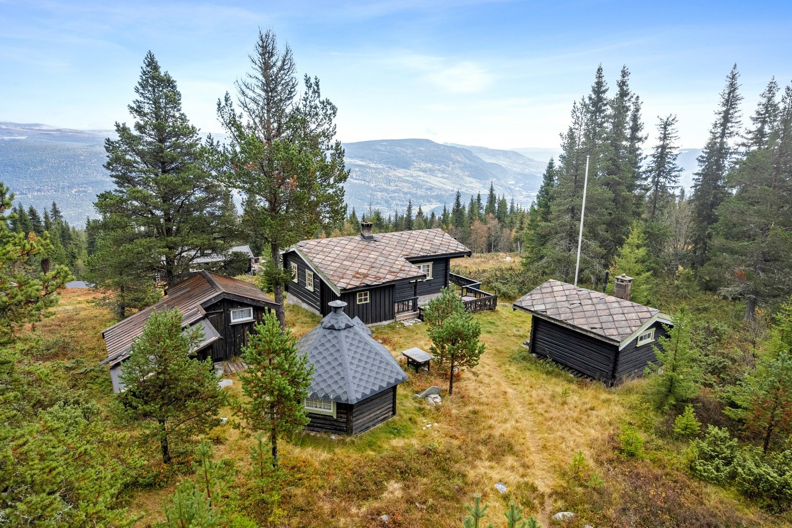 PrivatMegleren Lillehammer v/Pernille Enger Lunn presenterer Søljurustvegen 305 - et sjarmerende og tradisjonsrikt hyttetun på Vinstra! Galleribilde