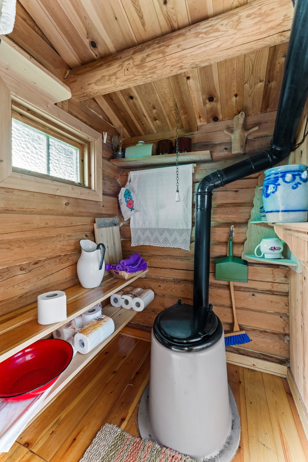 I annekset er det et toalettrom med utedo - en enkel, men praktisk løsning for fritidsbruk. Galleribilde
