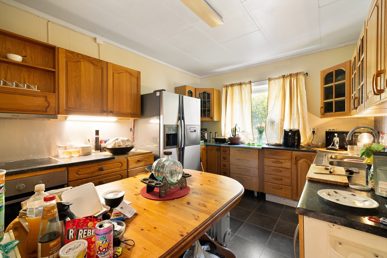 Kjøkkenet i første etasje har rikelig med skapplass, og er stort nok til en spisegruppe i rommet. Galleribilde