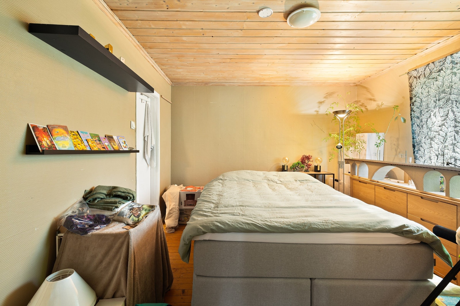 Soverom med lyst, synlig trepanel i taket som skaper en lun og karakterfull atmosfære. Galleribilde