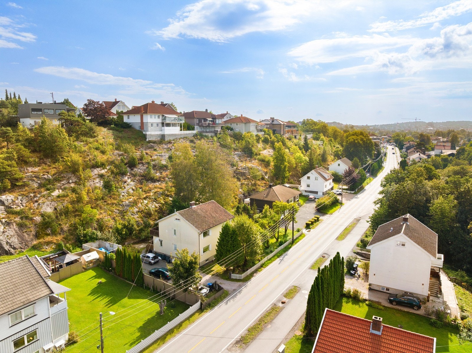 Tomannsboligen ligger langs Veumveien med kort vei til både turmuligheter, og butikker. Galleribilde