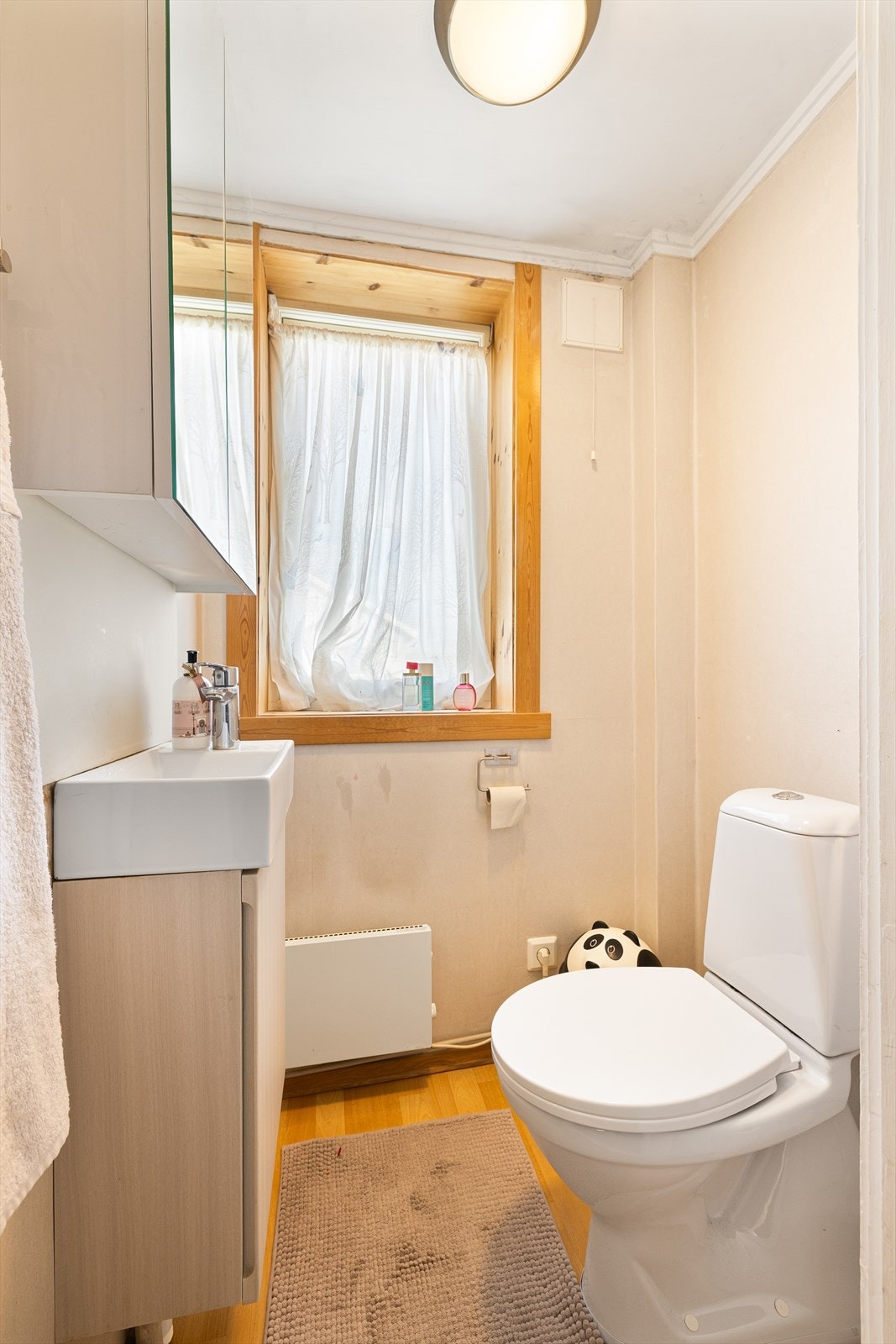 Toalettrom i andre etasje med toalett, og servantmøbler. Galleribilde