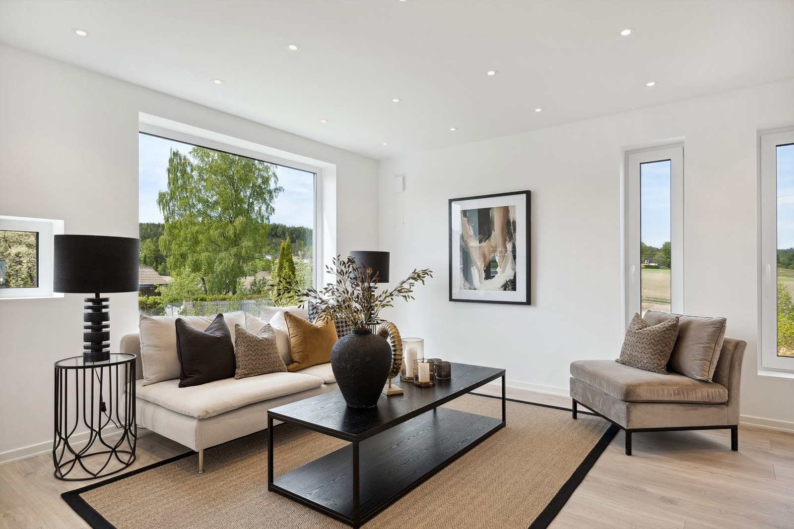 Mange vinduer og vinklet løsning slipper inn godt med lys som skaper en luftig og god romfølelse. Galleribilde