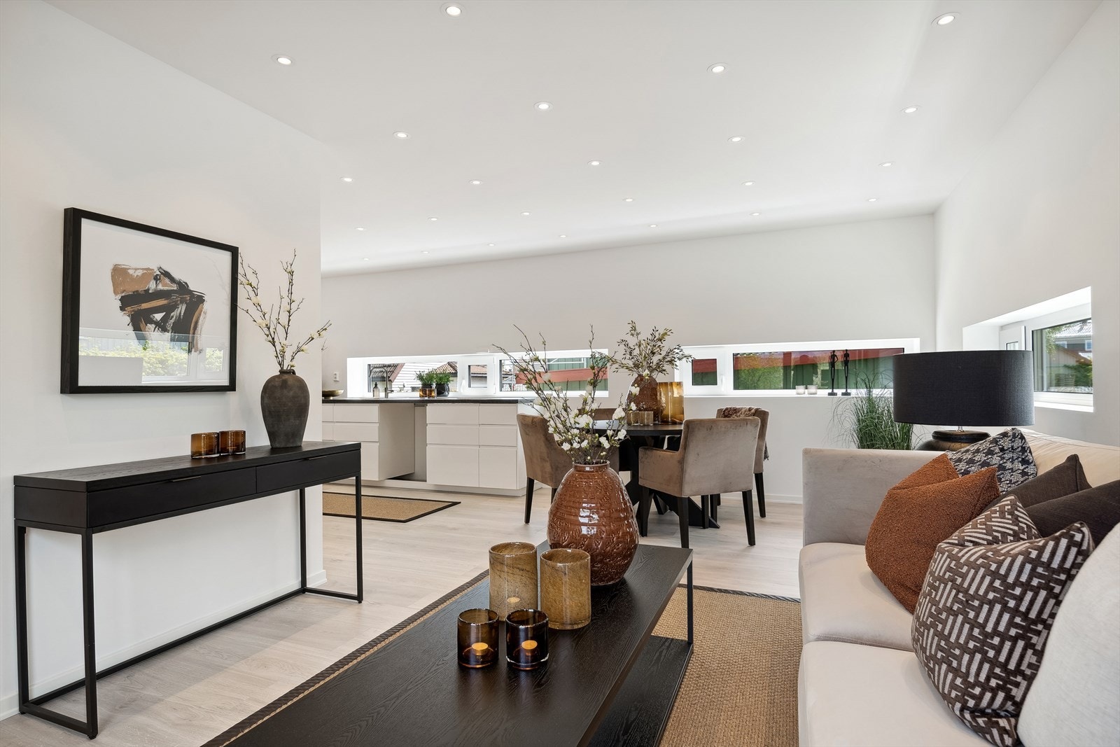 Overflatene er malt i lyse farger, som gir rommet en avslappet atmosfære. Galleribilde