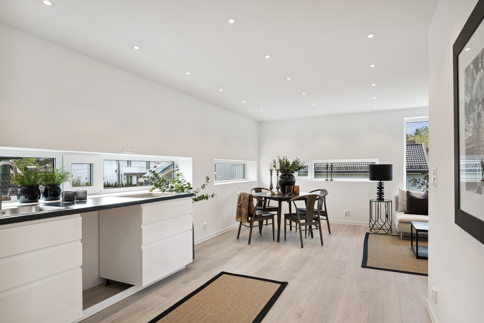 Videre er det ett-greps kran, ventilator, Aquastop, åpen løsning mot stue og ventilator med mekanisk avtrekk. Galleribilde