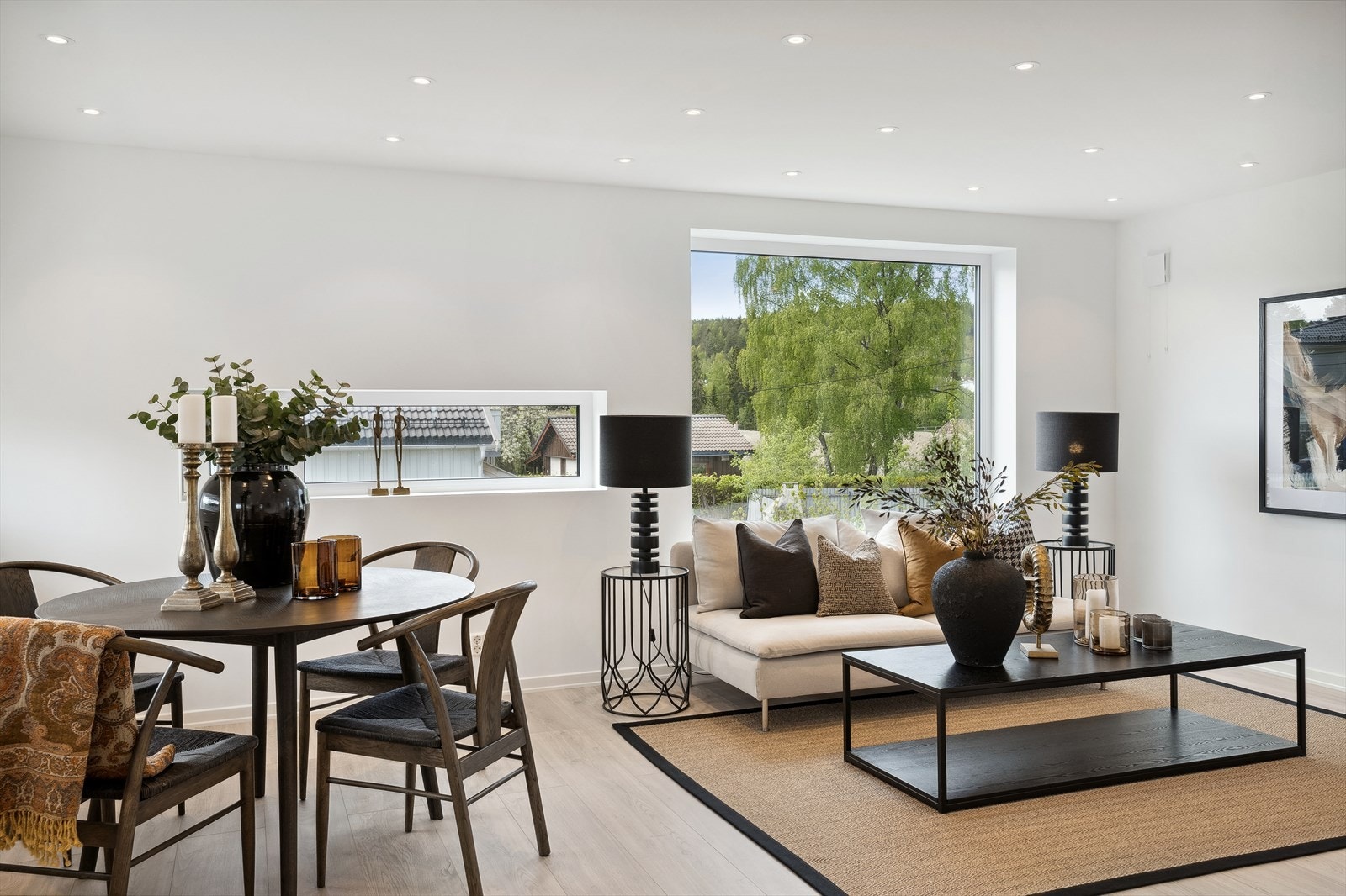 Overflatene er malt i lyse farger, som gir rommet en avslappet atmosfære. Galleribilde