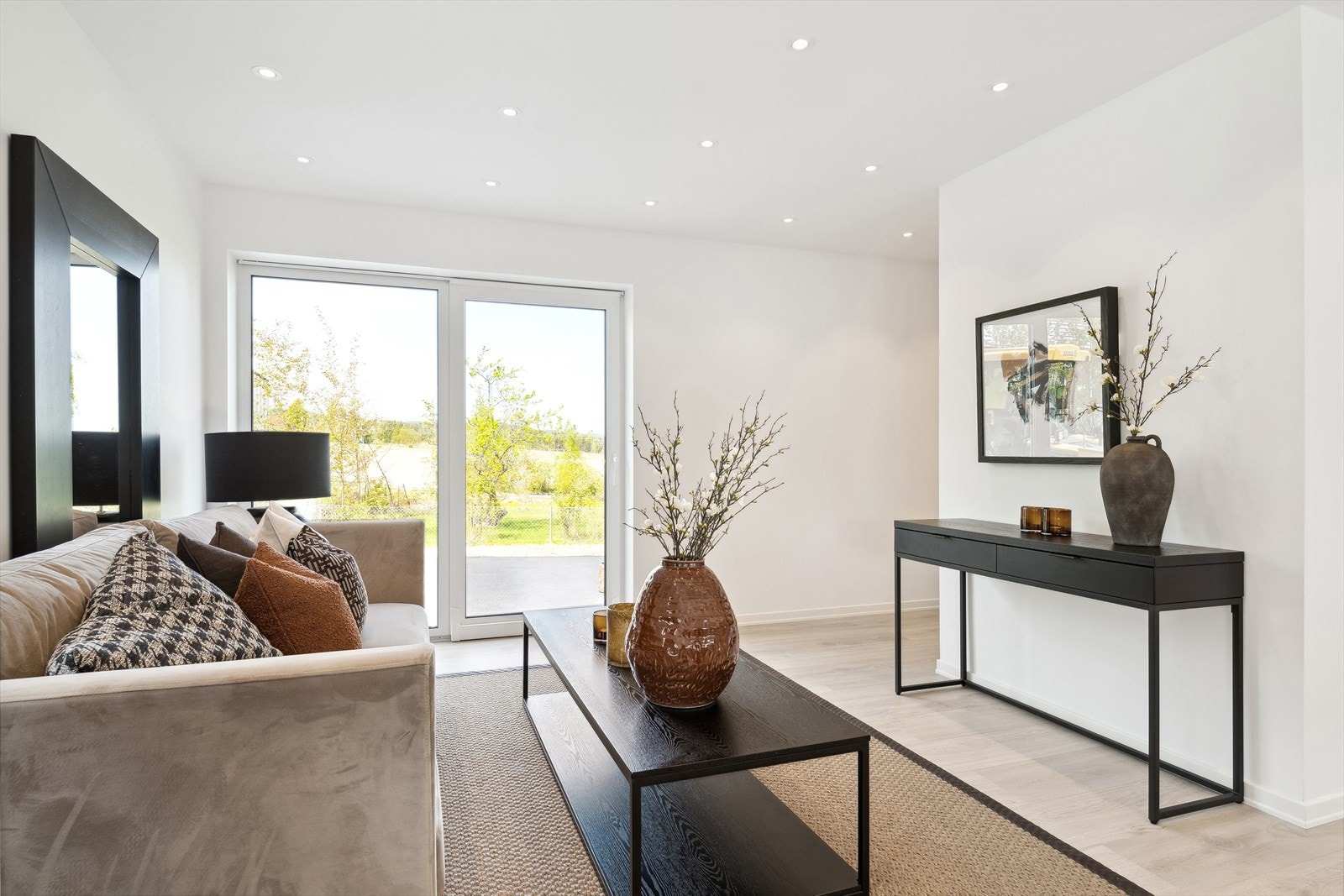 Lys og romslig stue med god plass til både sofa- og spisegruppe. Galleribilde