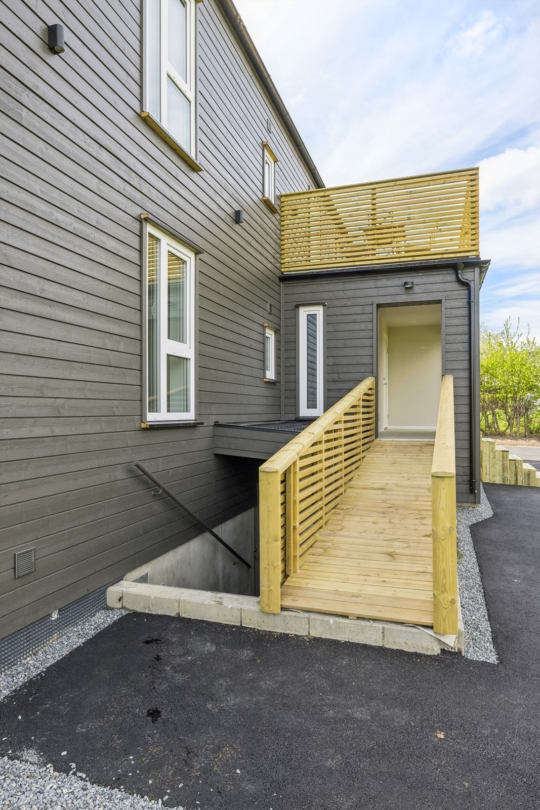 Her er veien ned til underetasjen som har egen inngang. Det er også rullestolrampe som fører deg til både 1 og 2 etasje. Galleribilde