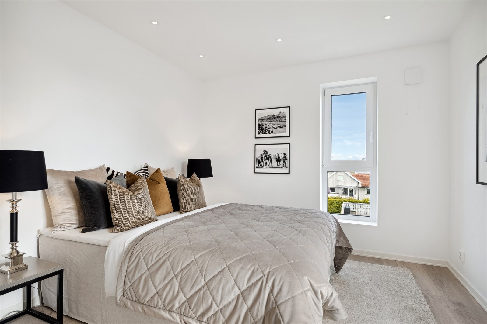 Hovedsoverommet har god plass til både stor seng og nattbord. Det er også plass til garderobeløsning på soverommet. Galleribilde