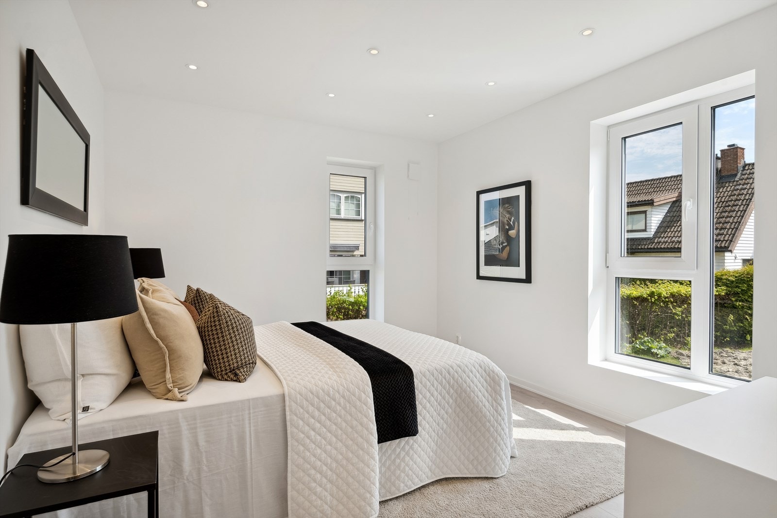 Boligen har tre gode soverom. Hovedsoverommet har god plass til både stor seng og nattbord. Det er også plass til garderobeløsning på soverommet. Galleribilde