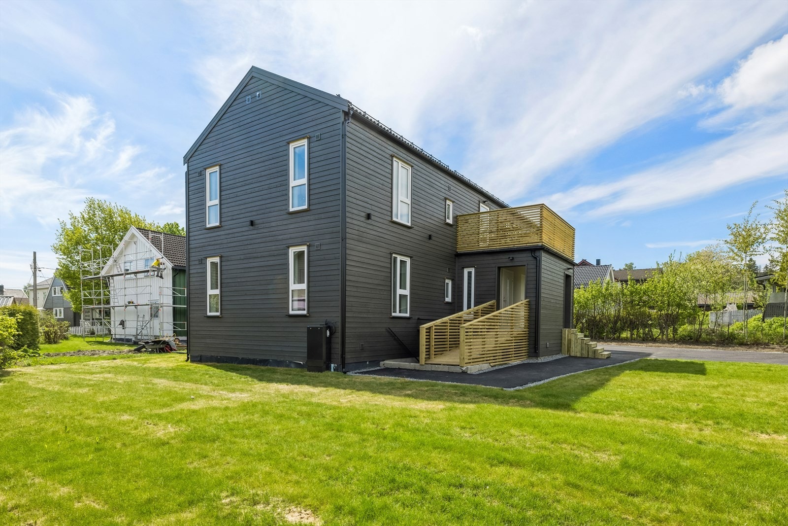 Moderne hus med rullestolrampe. Galleribilde