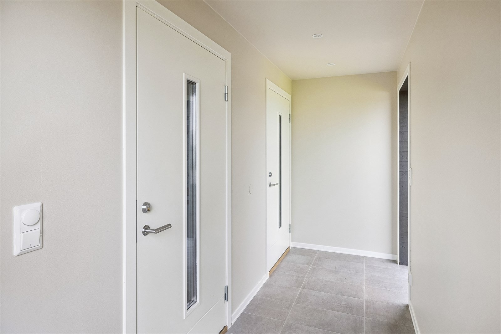 Overbygget felles inngangsparti 5,3 m2 mellom 1 og 2 etasje. Galleribilde