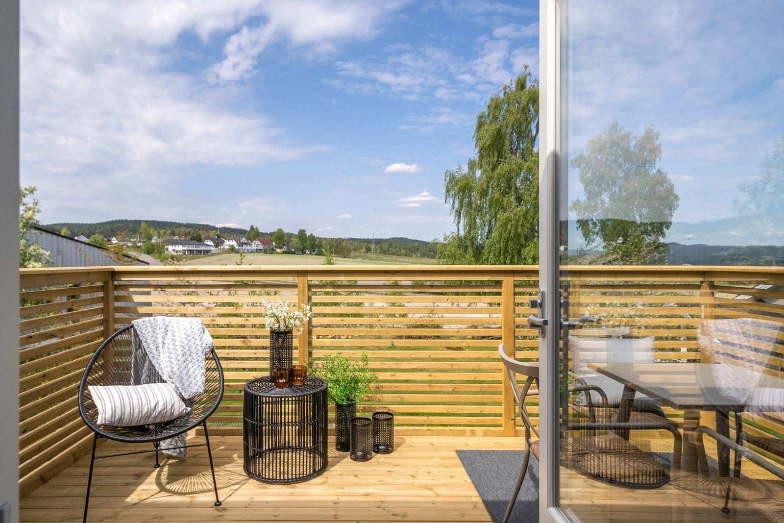 Fra stuen er det utgang til en koselig og hyggelig balkong. Galleribilde