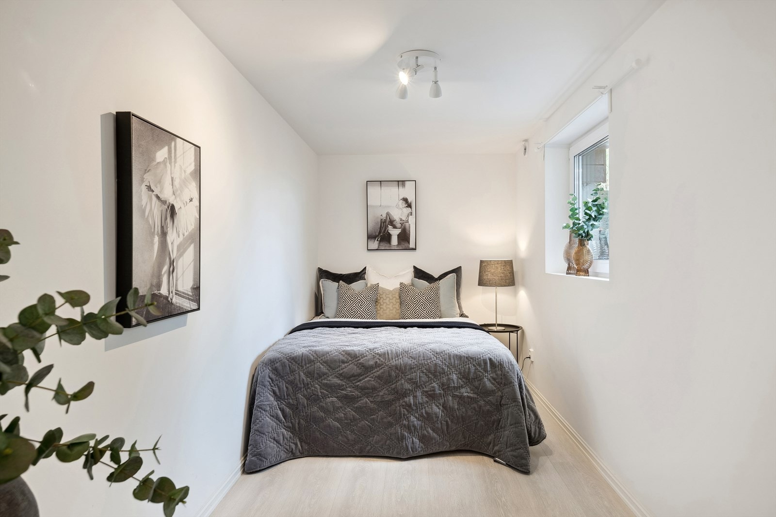 Soverommet har god plass til både stor seng og nattbord. Det er også plass til et garderobeskap. Galleribilde