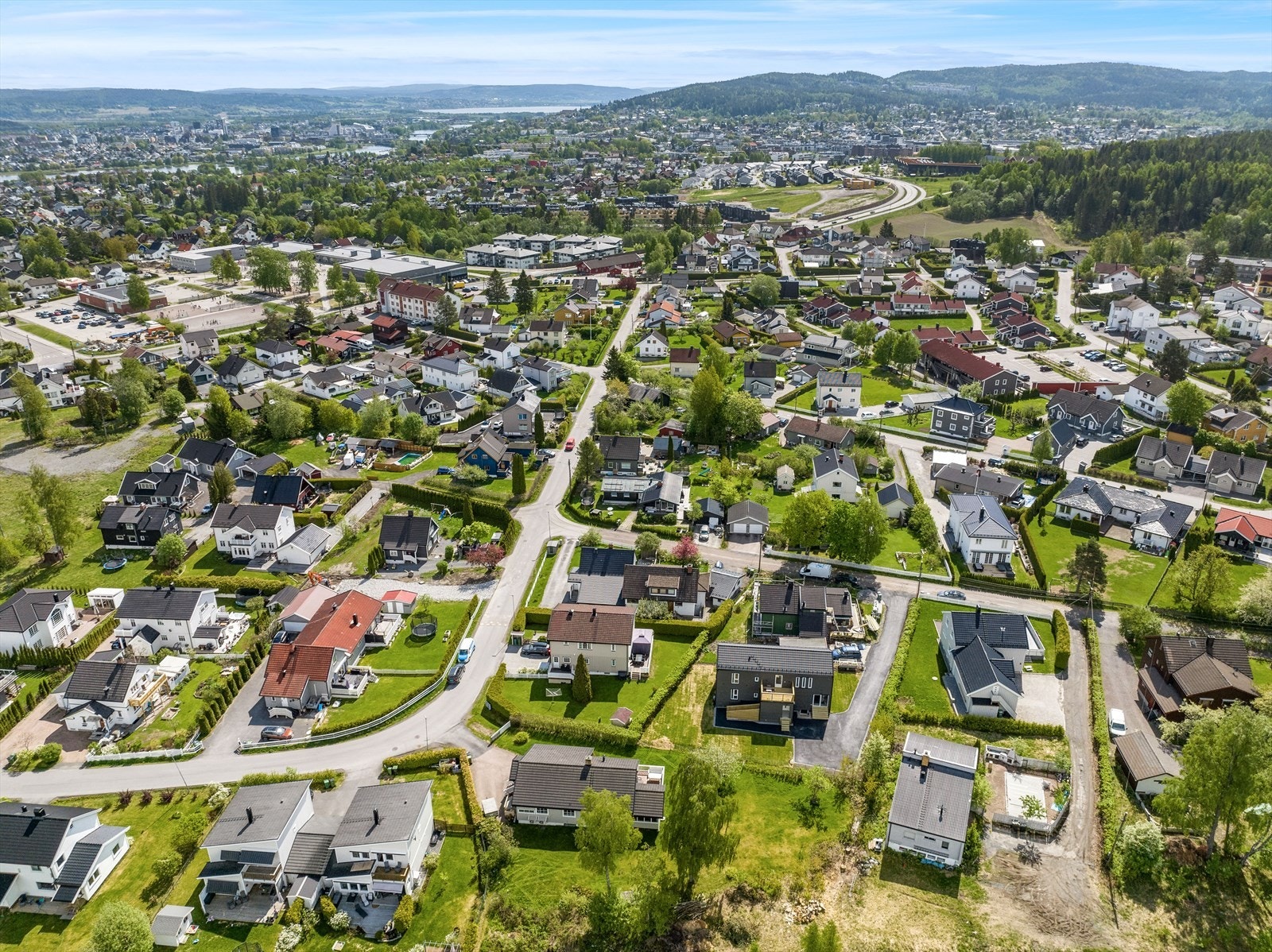 Drone over nærområdet. Galleribilde