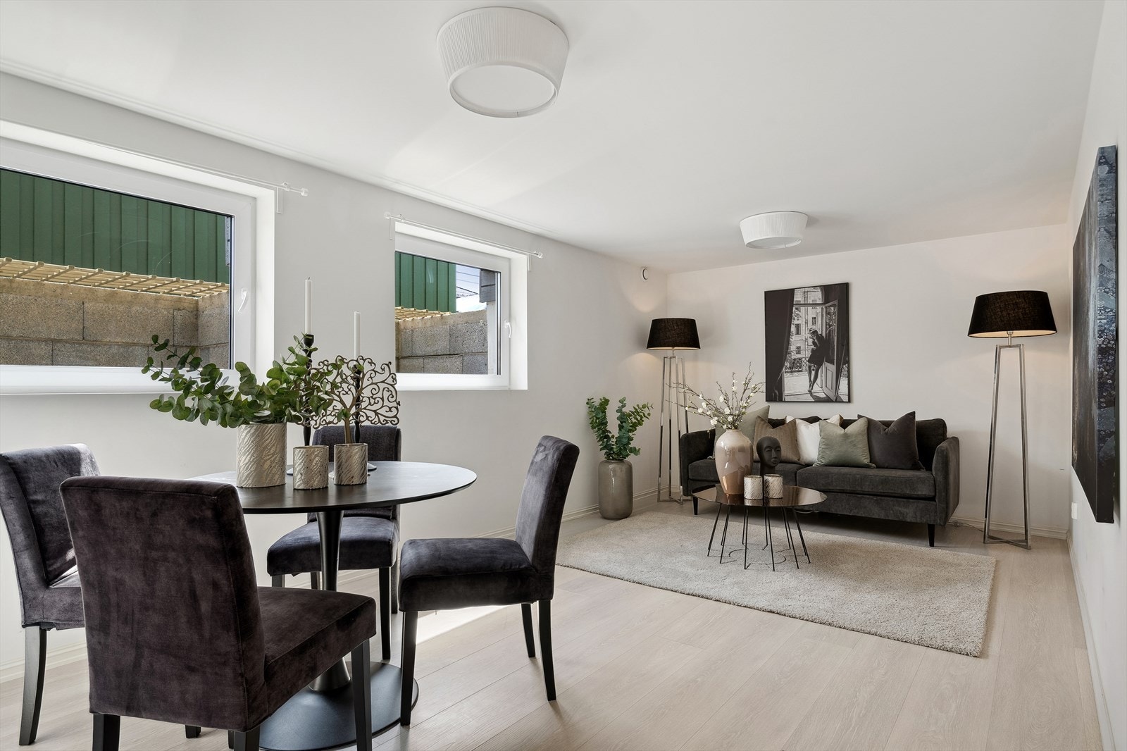 I kjelleretasjen er det for øvrig gravd ut for å få mer takhøyde, det er satt inn nye vinduer med lysgraver, og alle dørene er nye. Galleribilde