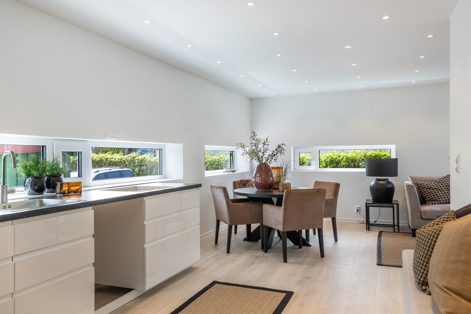 Den gode planløsningen i stuen gir deg frihet og flere muligheter som gjør det enkelt å møblere. Galleribilde