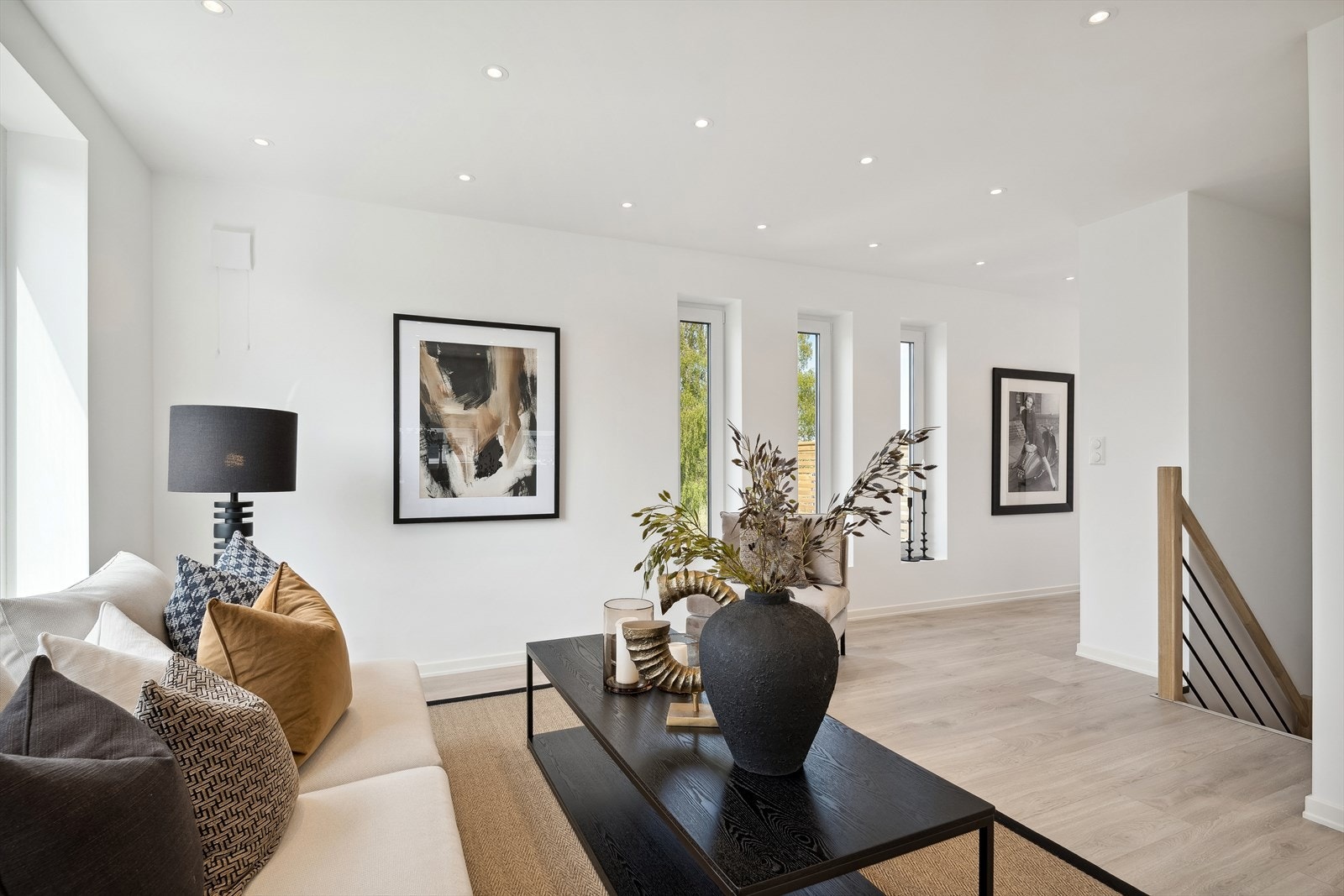 Lys og romslig stue med god plass til både sofa- og spisegruppe. Galleribilde