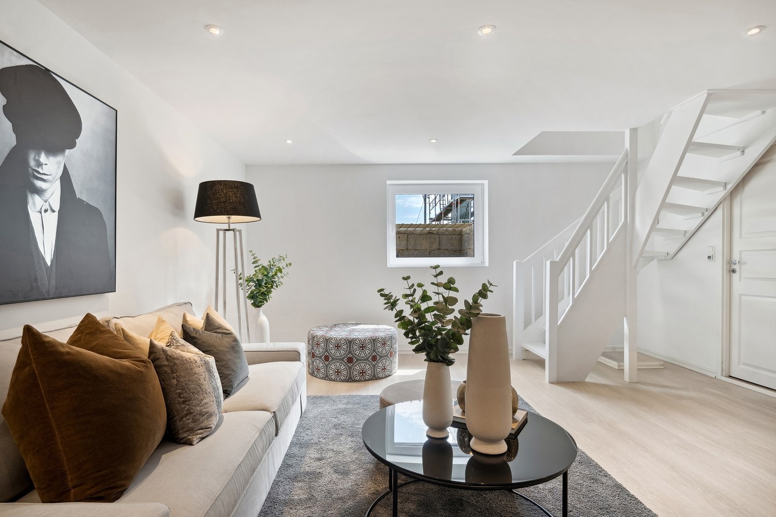 Eneboligen har to romslige stuer i kjeller som begge ble pusset opp i 2020. Galleribilde