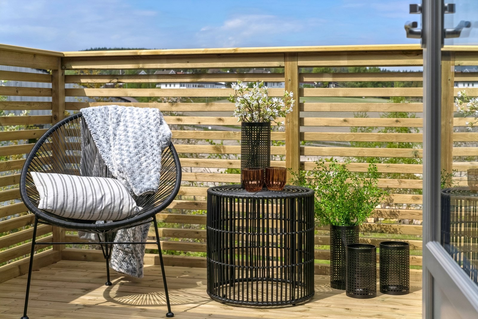 Balkongen er på ca. 12 kvm, og orientert mot nord med gode solforhold fra ettermiddag til kveld. Galleribilde