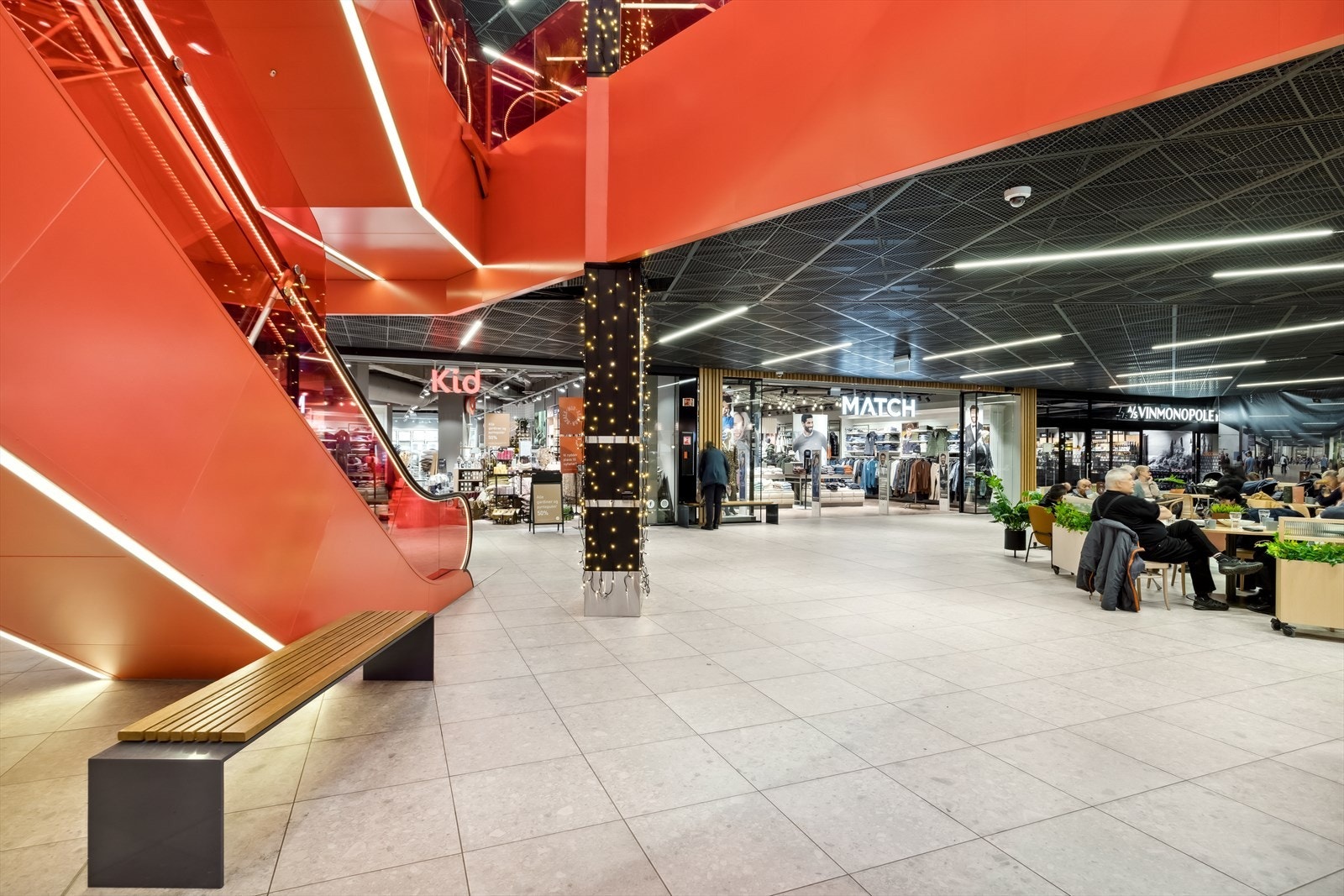 Ved Metro finner du Triaden senter. Triaden kan tilby forbrukerne et variert utvalg av butikker både innenfor de store kjedene og enkeltstående butikker. Senteret har nylig utvidet med en splitter ny senterdel mot Skårersletta. Galleribilde