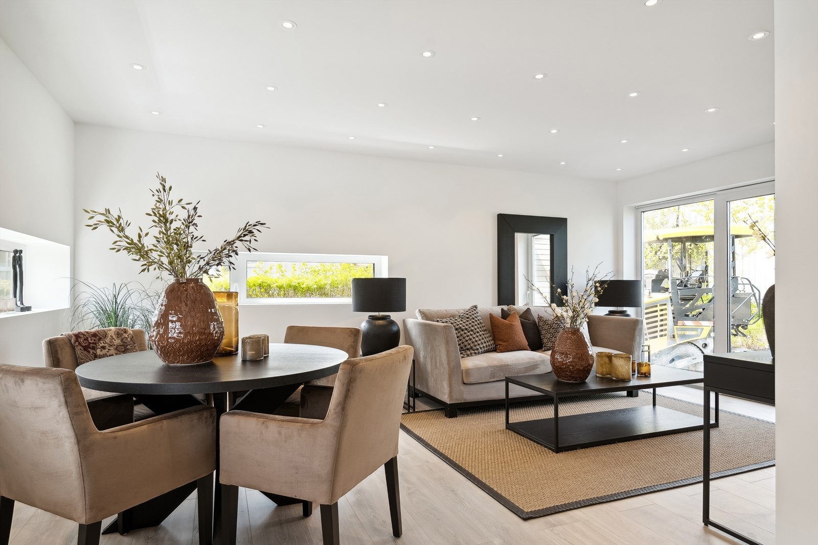 Mange vinduer og vinklet løsning slipper inn godt med lys som skaper en luftig og god romfølelse. Galleribilde