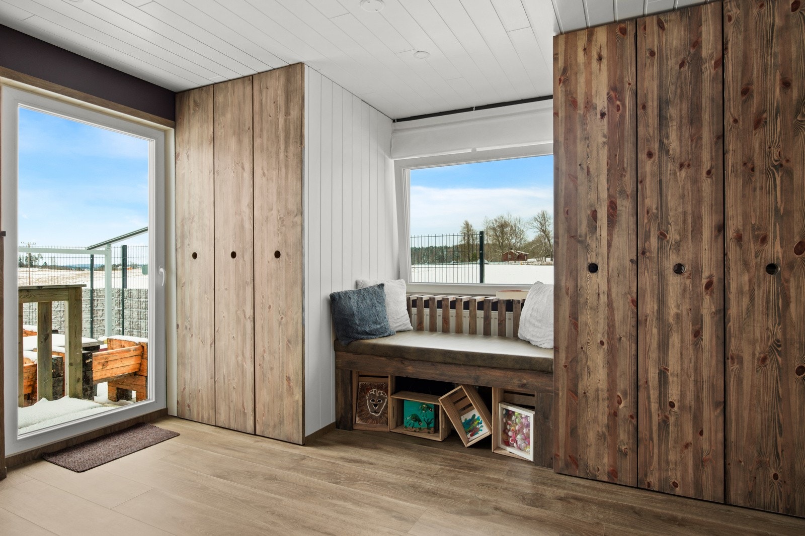 Koselig sitteplass og praktiske hyller i skap Galleribilde