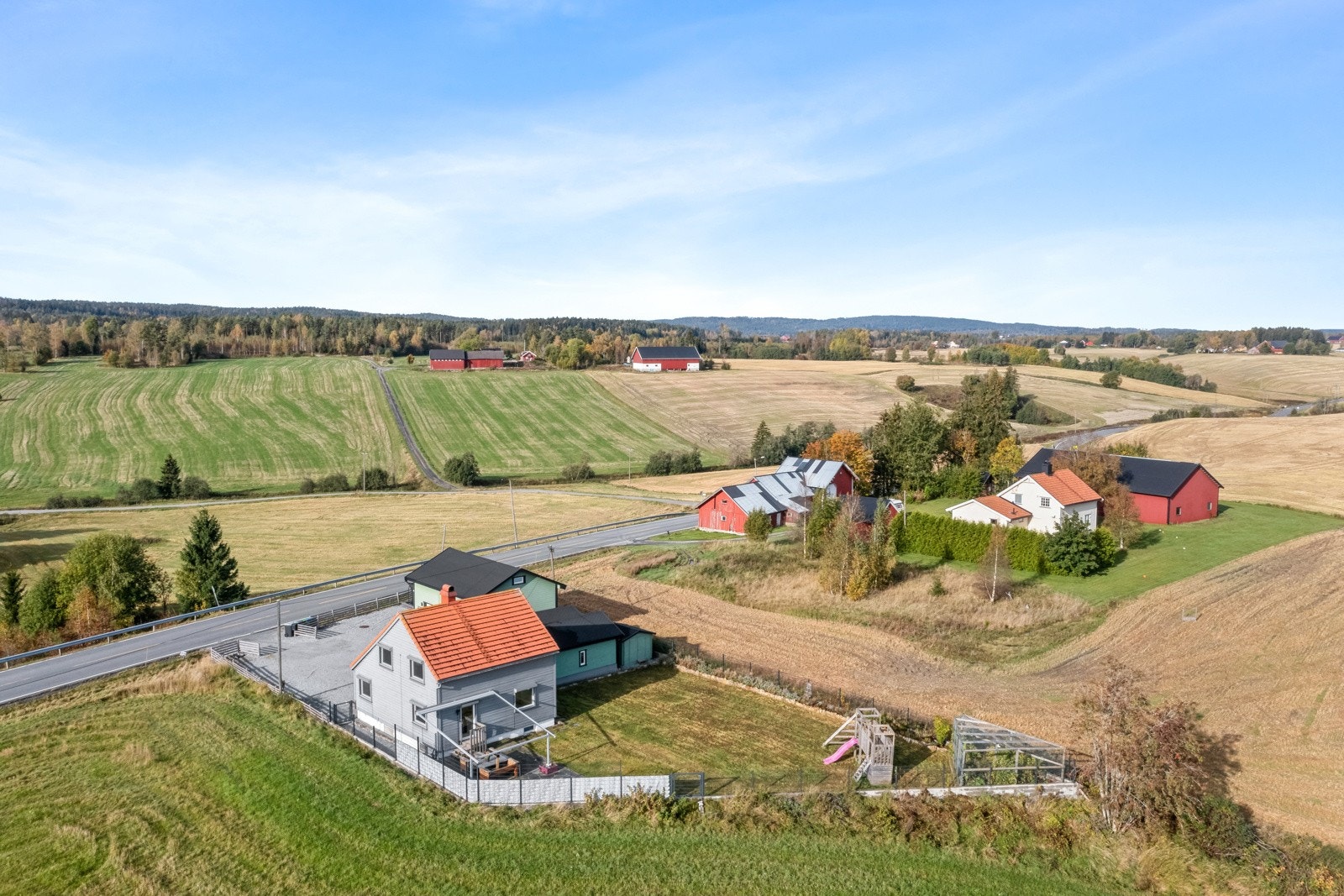 Landlig beliggenhet med grense til åkerlandskap Galleribilde