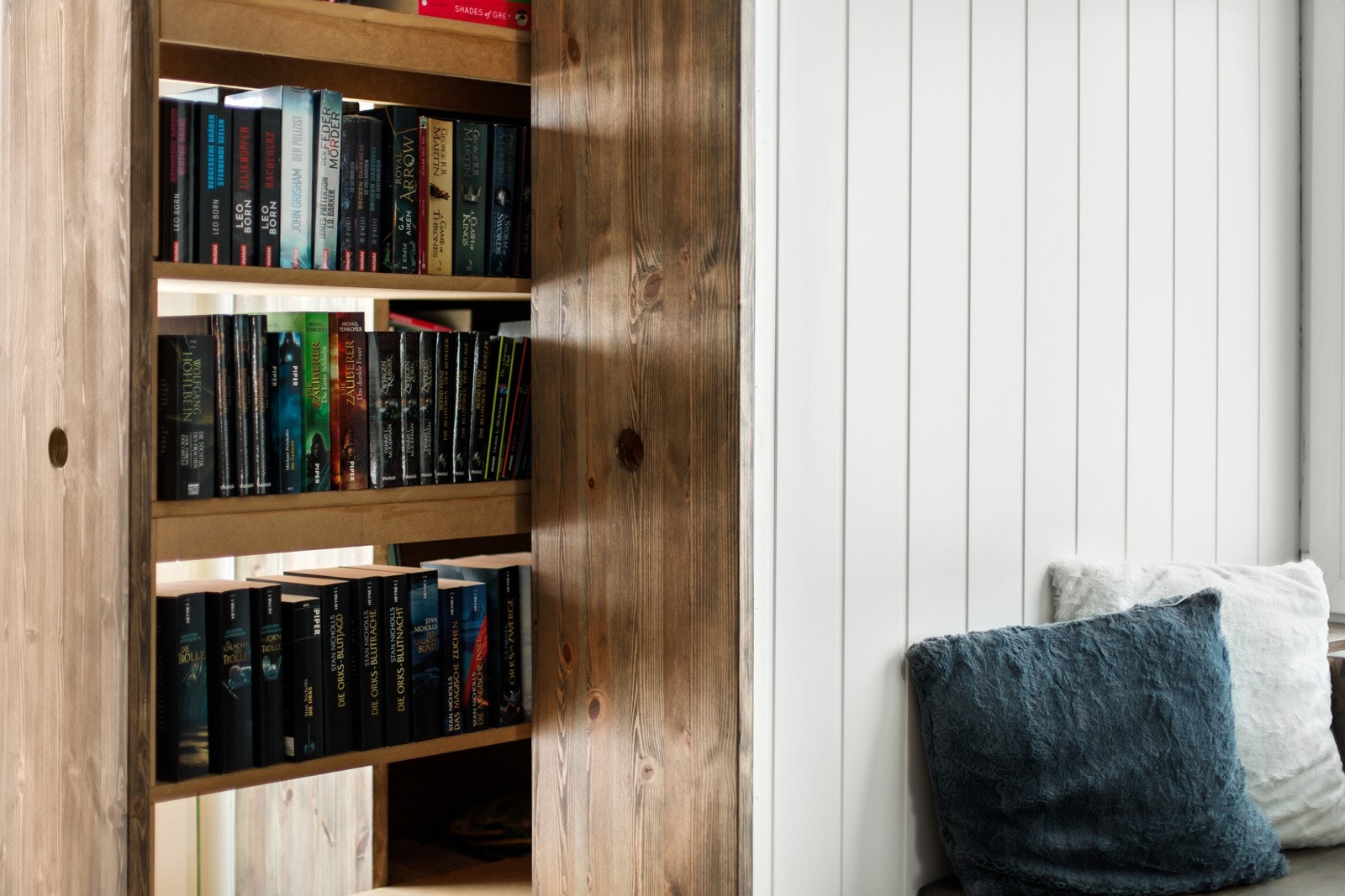 Plassbygde, utrekkbare hyller i stuen Galleribilde