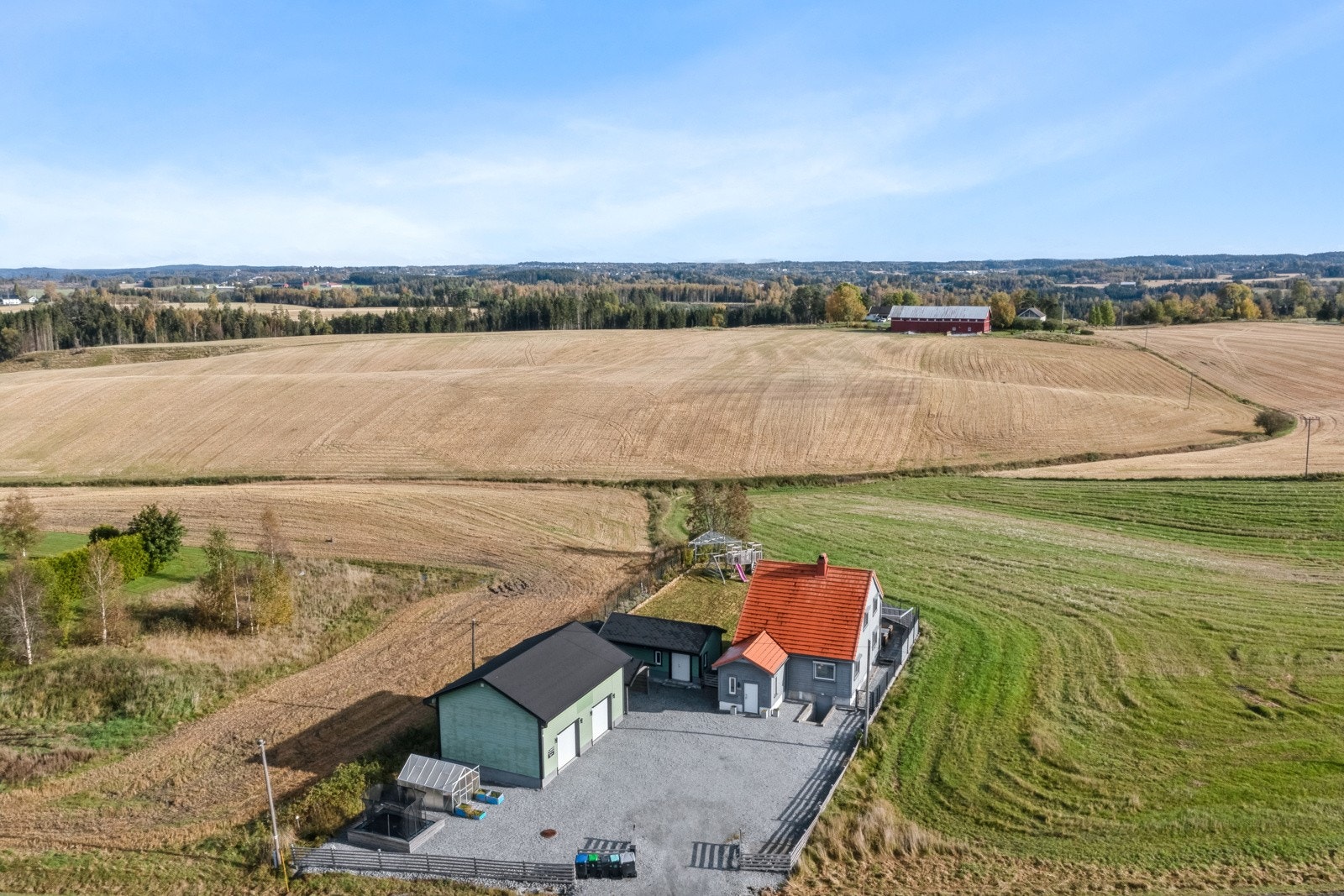 Stor og flat tomt med inngjerdet hageområde Galleribilde