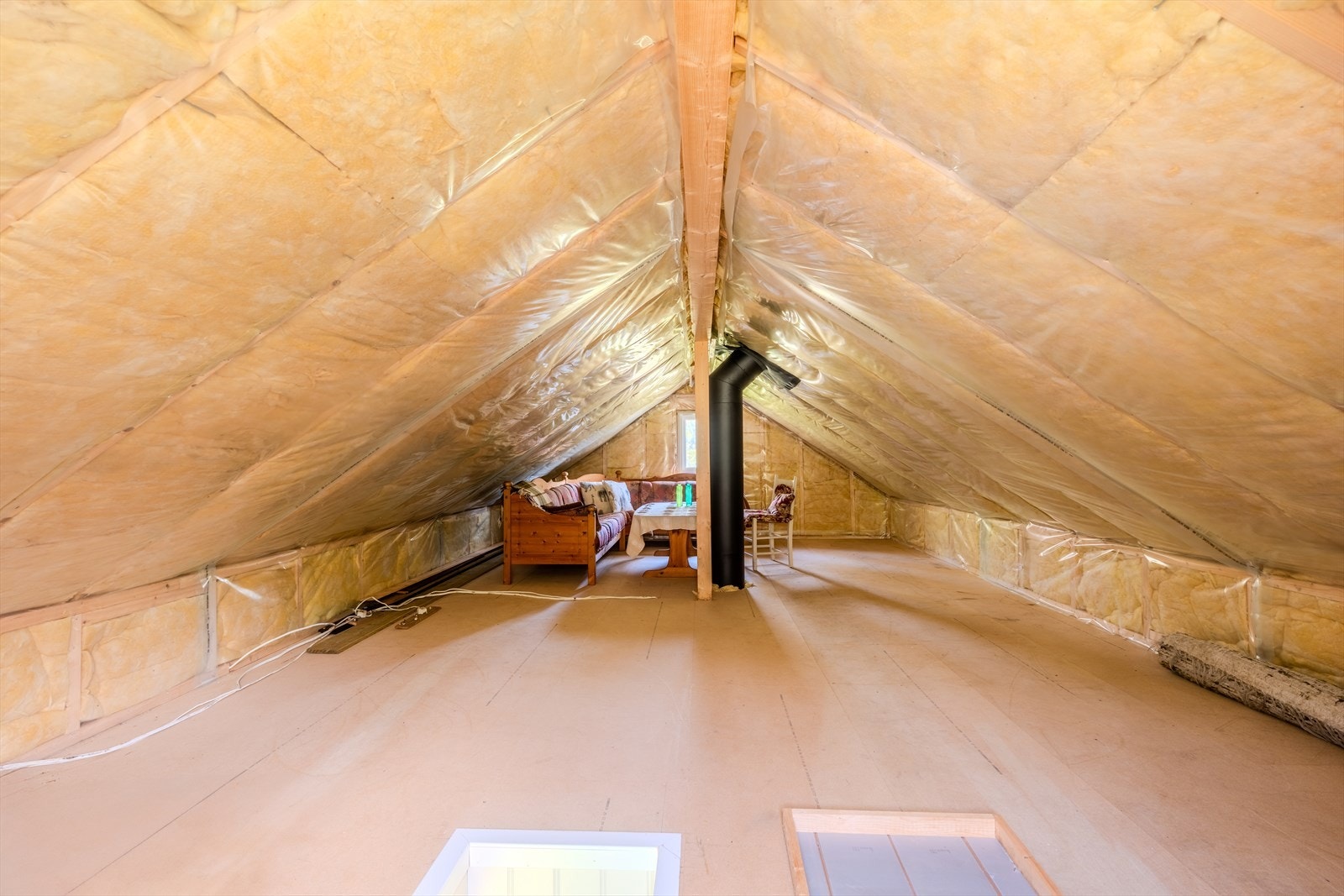 Loftsrom med muligheter. Takhøyde er ca 180 cm under mønedrager Galleribilde