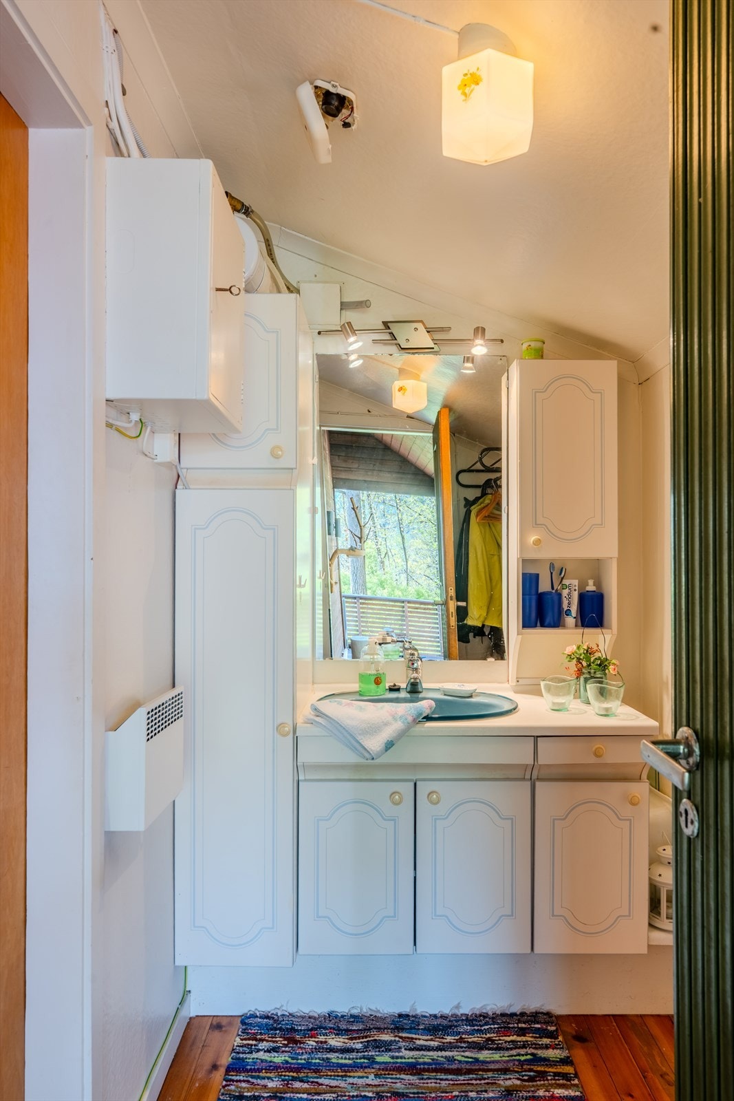 Gang med vask tilkoblet utvendig slange fra liten brønn (sommervann) Galleribilde