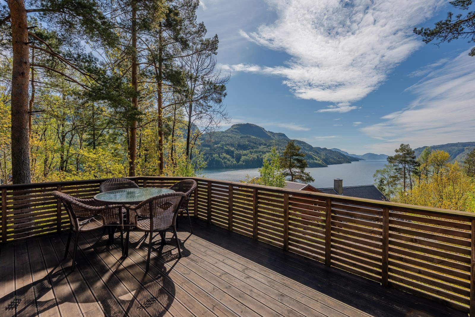 Terrasse ny i 2013. Meget flott utsikt utover fjorden Galleribilde