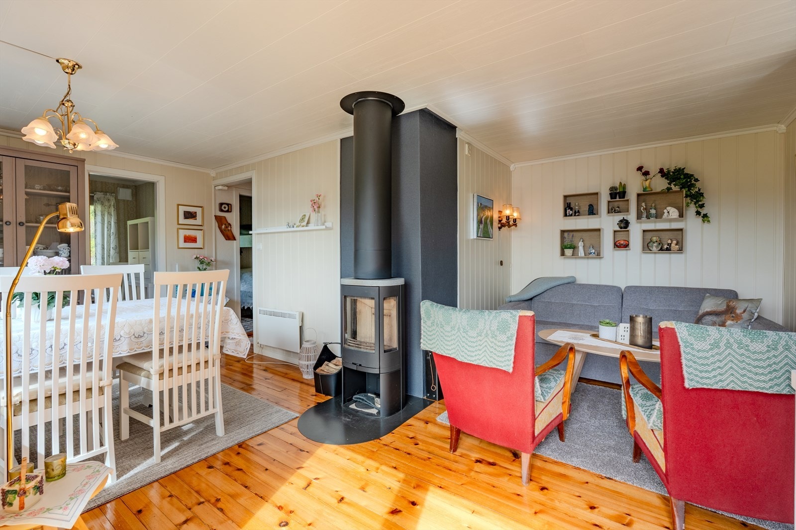 Stue med spiseplass og sofahjørne Galleribilde