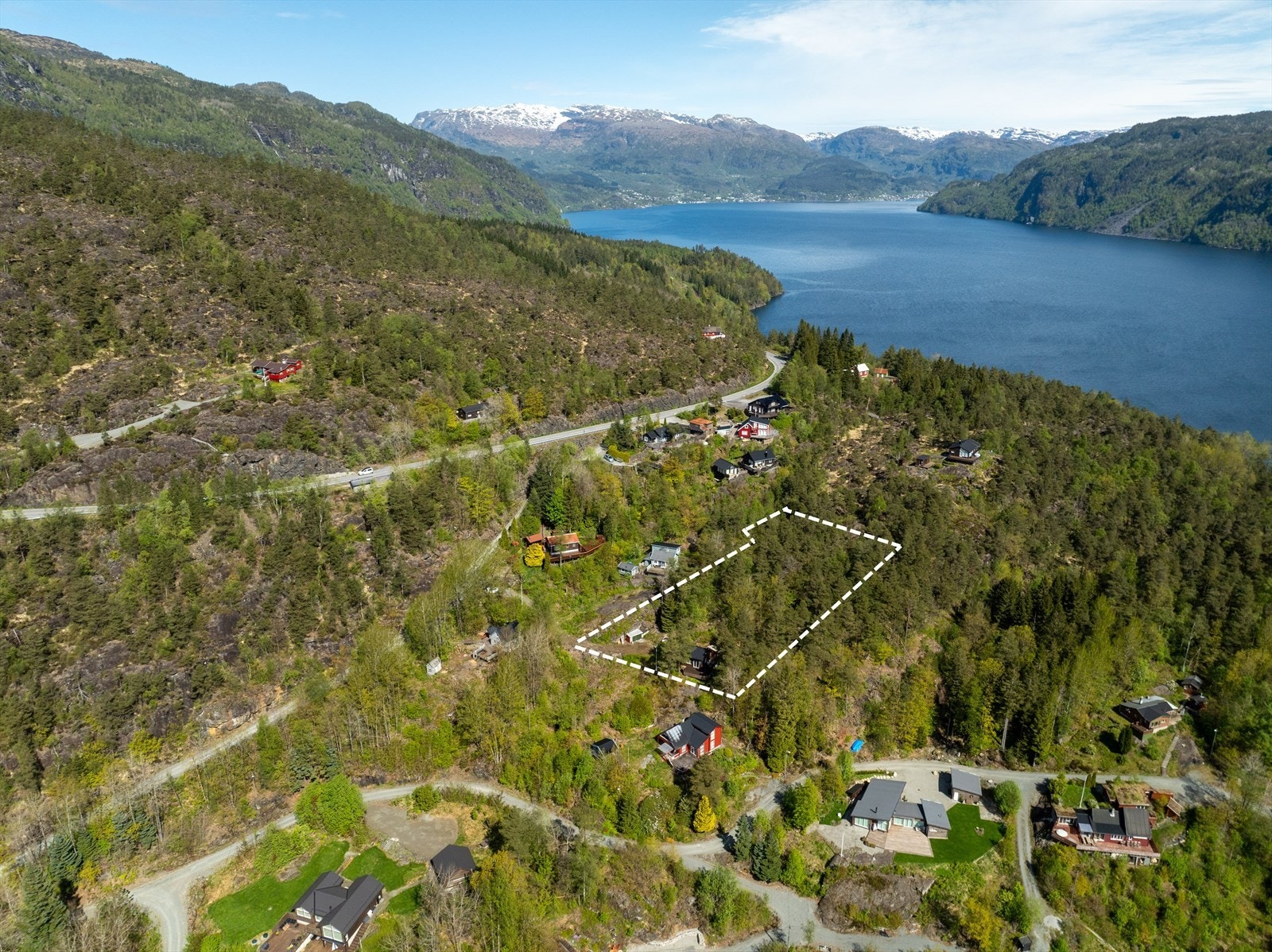 Eiendomsgrense - Tomten er ca 3,1 mål - Stiplet linje er ikke nøyaktig Galleribilde