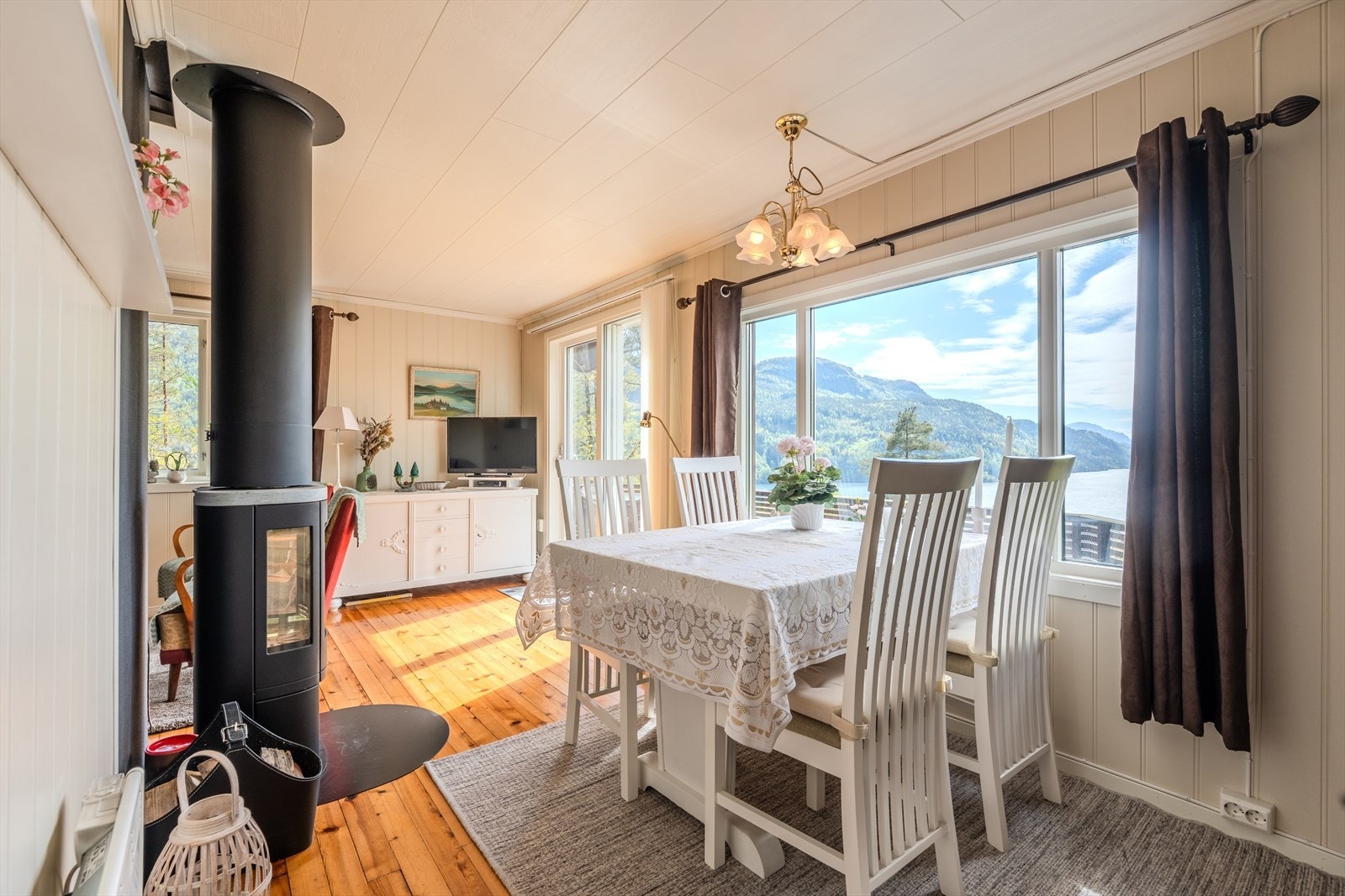 Stue - renovert tak og vegger i 2011 Galleribilde