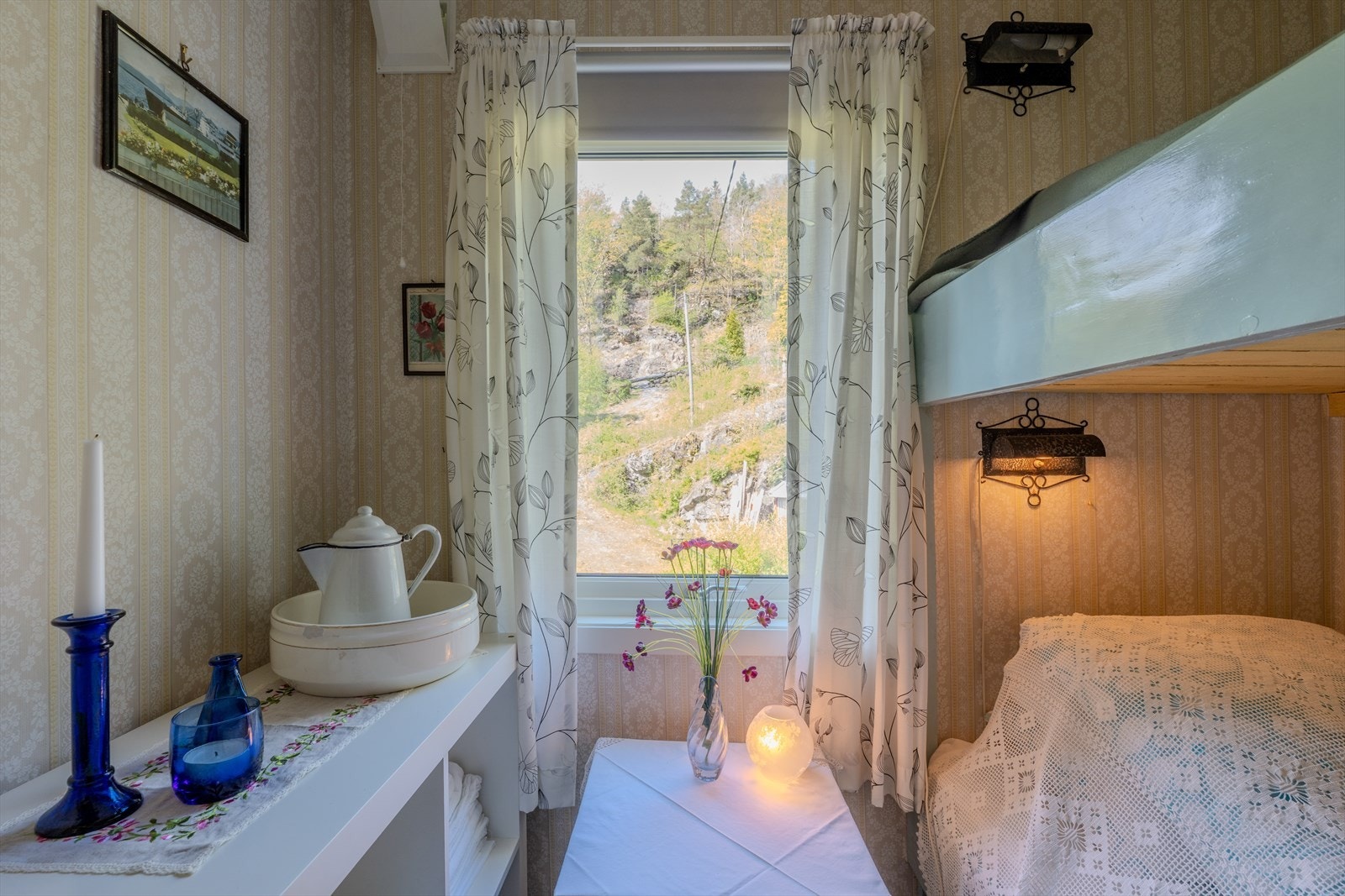 Soverom 2 med plassbygd køyseng Galleribilde