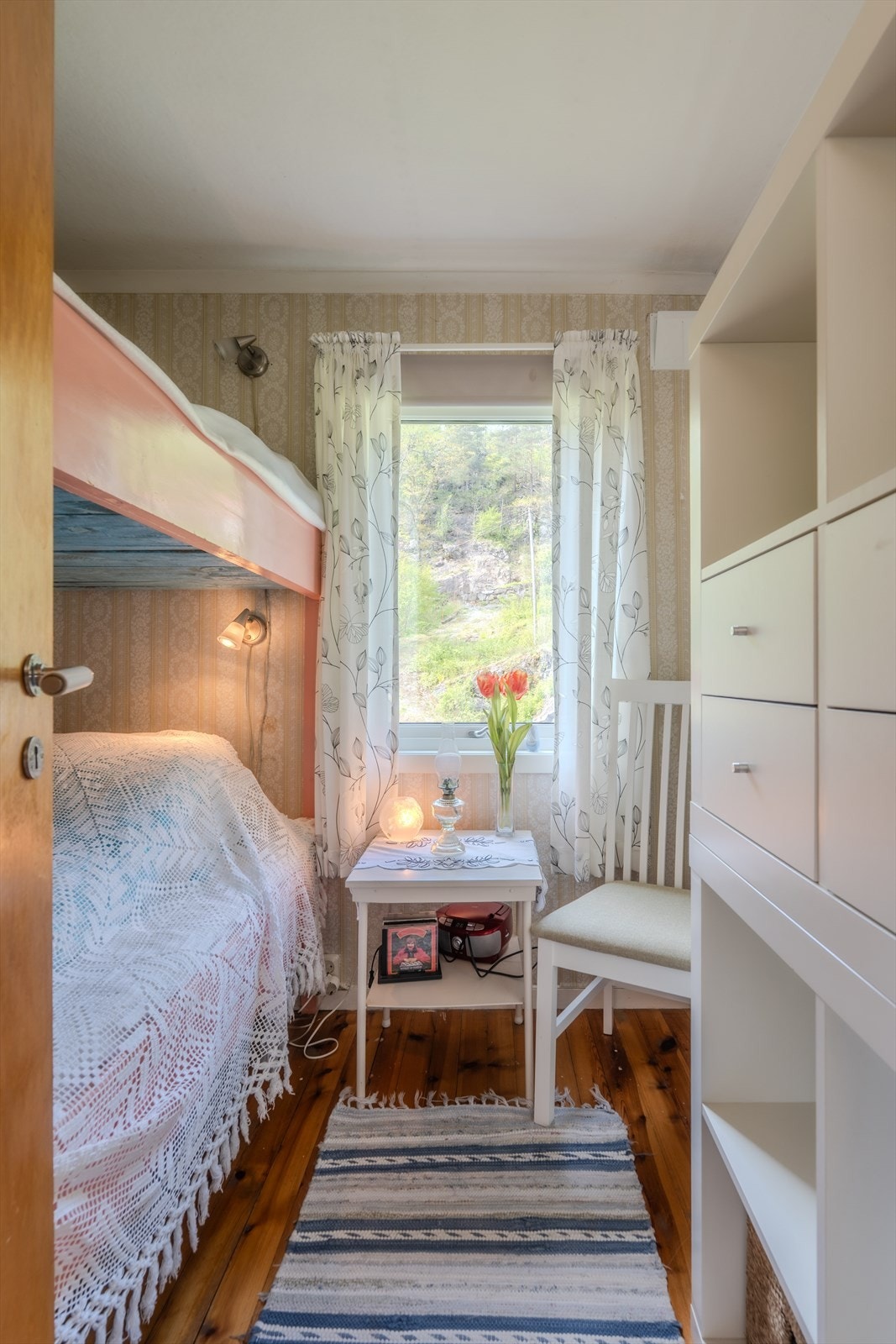 Soverom 1 med plassbygd køyseng Galleribilde