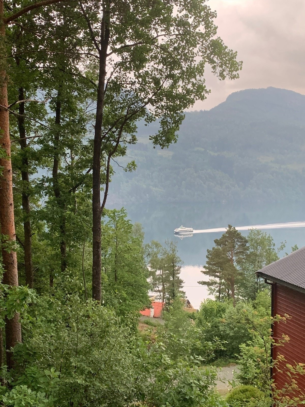 Hurtigbåt går inn til Sauda fra Stavanger. Ca 10-15min kjøring til kaien Galleribilde