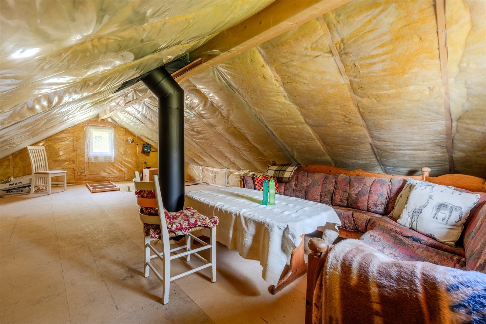 Loftsrom med muligheter. Takhøyde er ca 180 cm under mønedrager Galleribilde