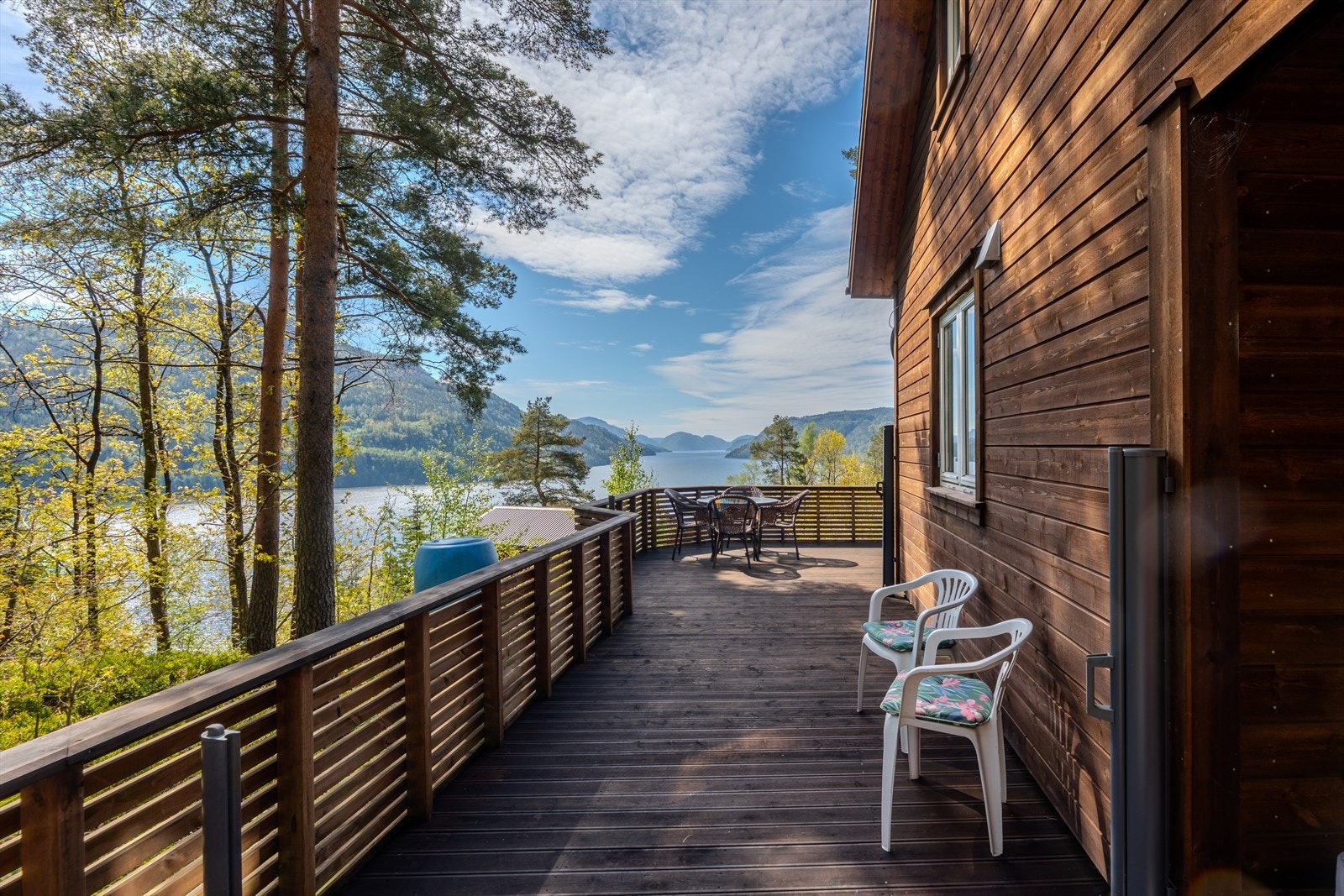 Terrasse ny i 2013. Meget flott utsikt utover fjorden Galleribilde
