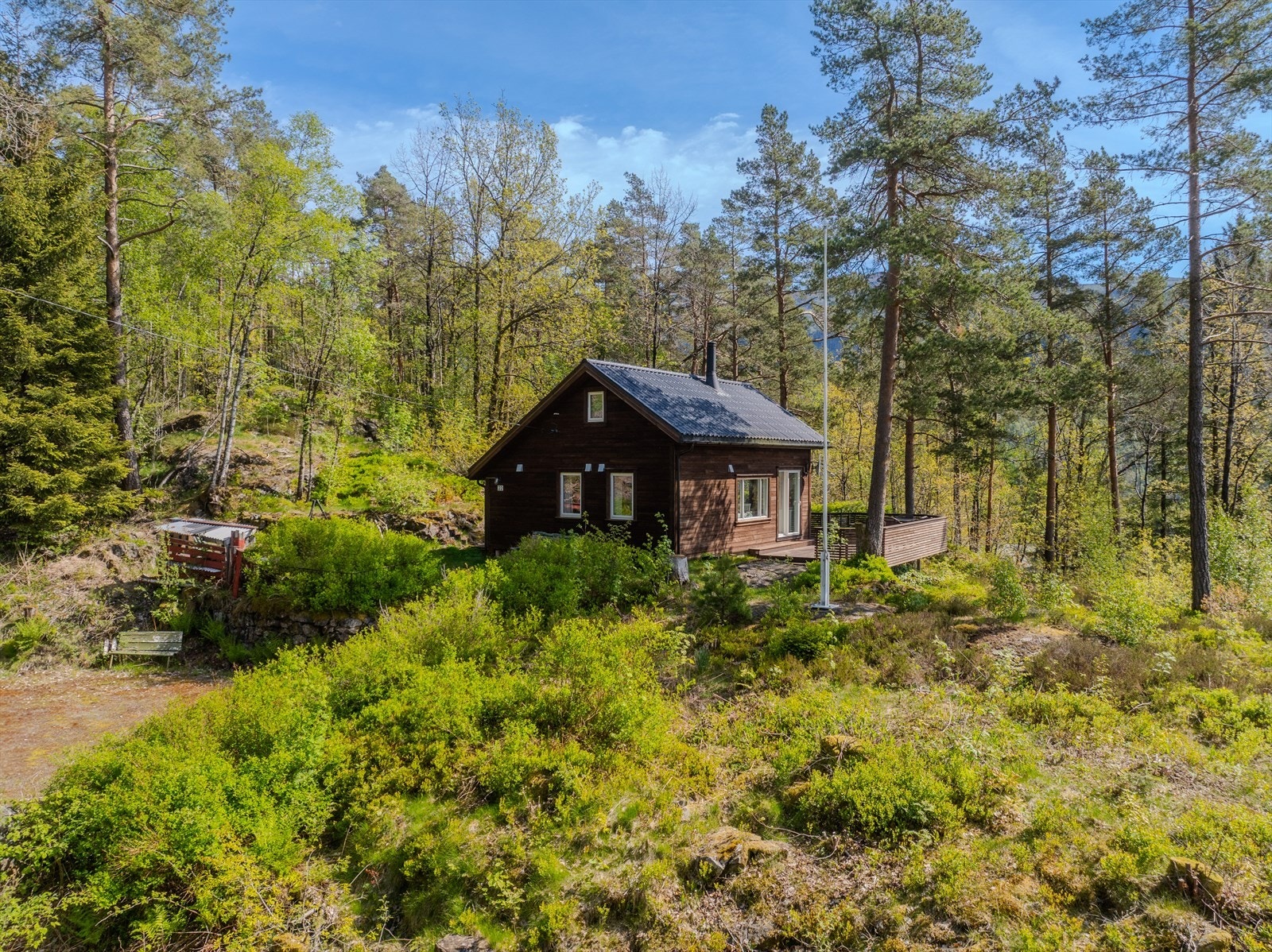 Fasade - barnevennlig og stor naturtomt Galleribilde