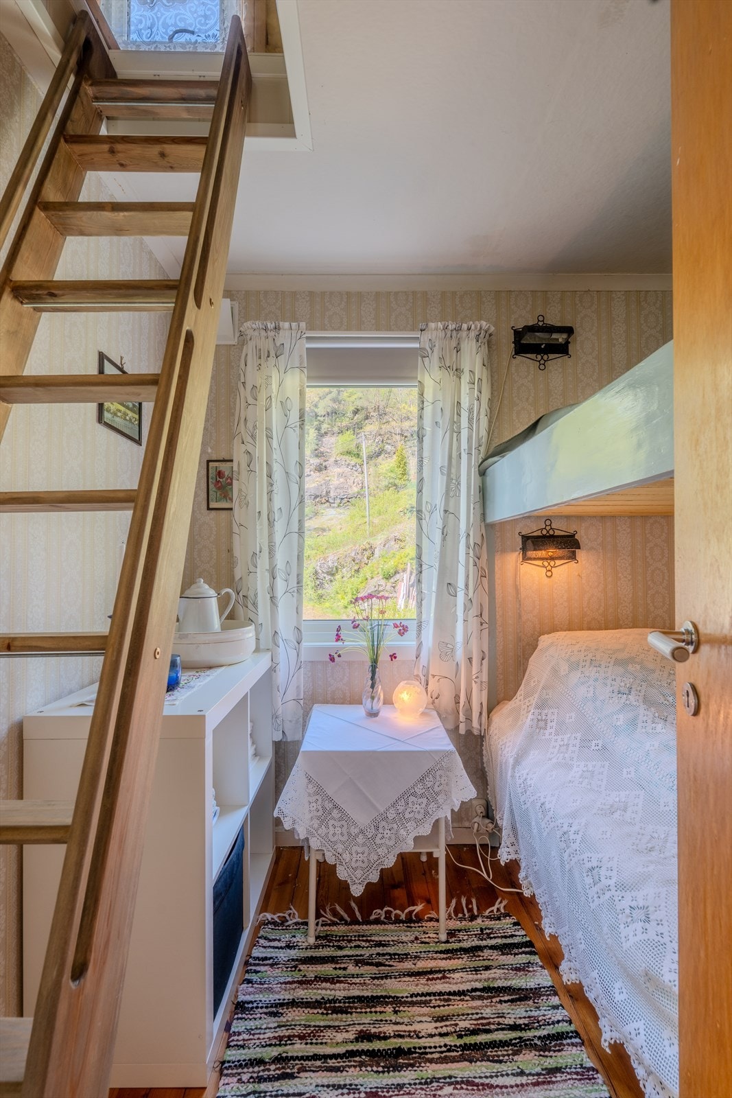 Fra soverommet har en stige opp til loft Galleribilde