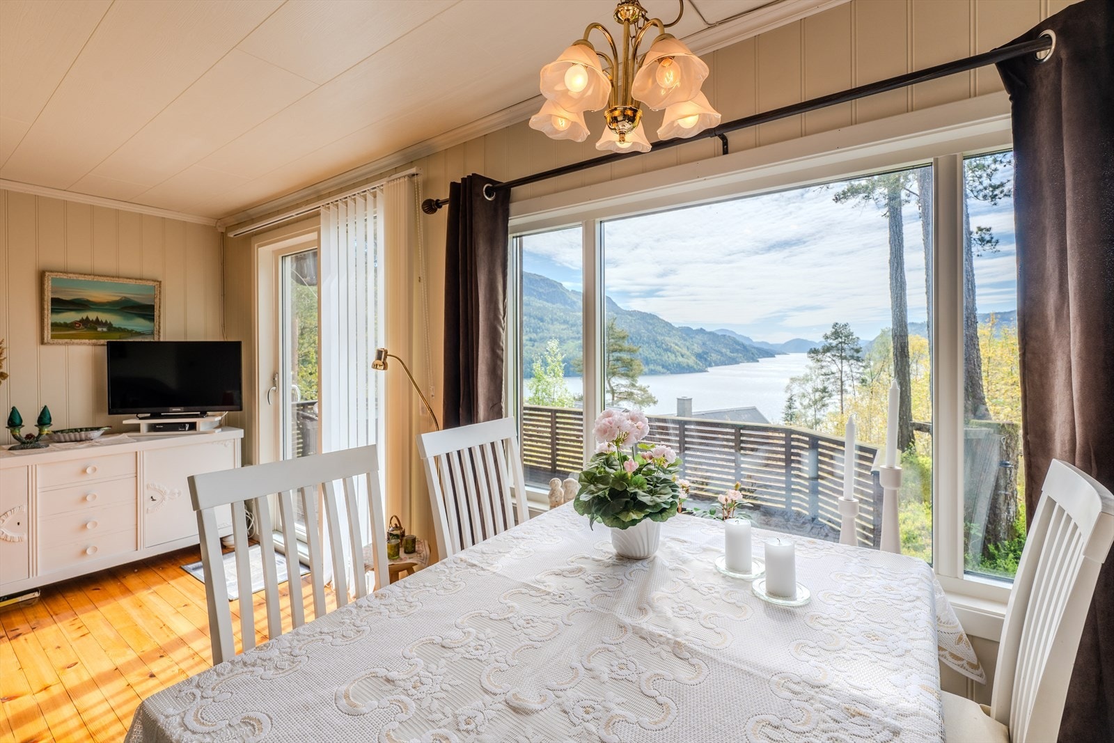 Fantastisk utsikt fra stuen. Utgang til terrasse Galleribilde