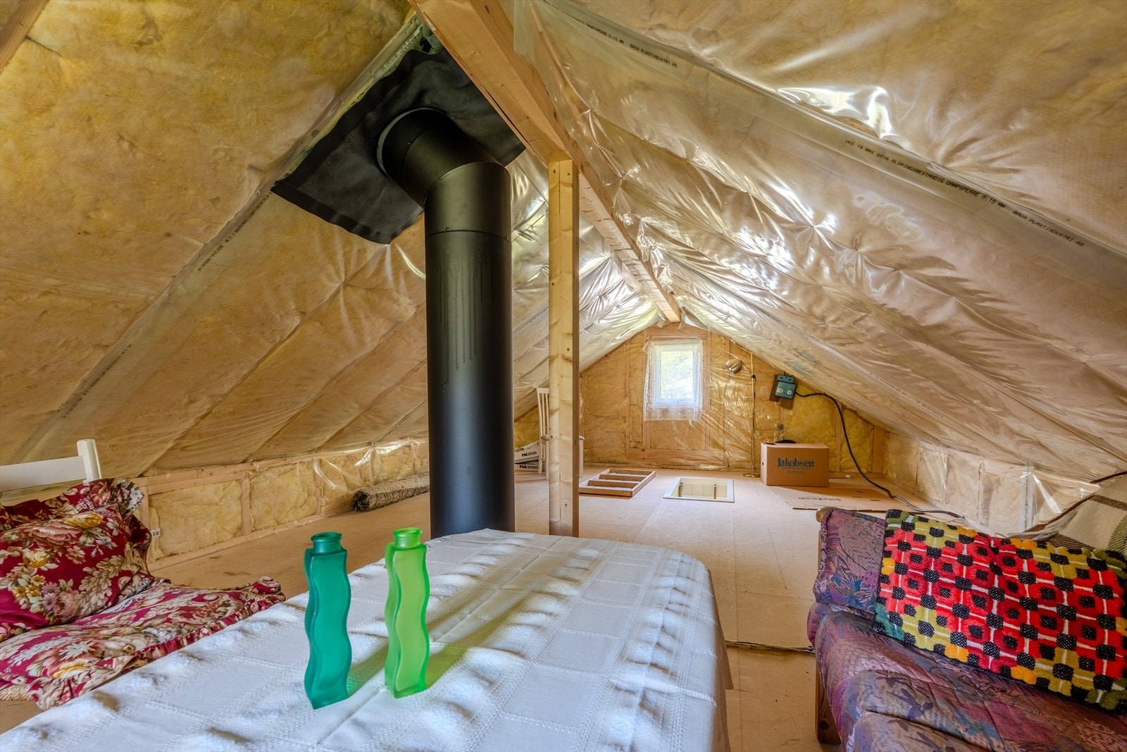 Loftsrom med muligheter. Takhøyde er ca 180 cm under mønedrager Galleribilde