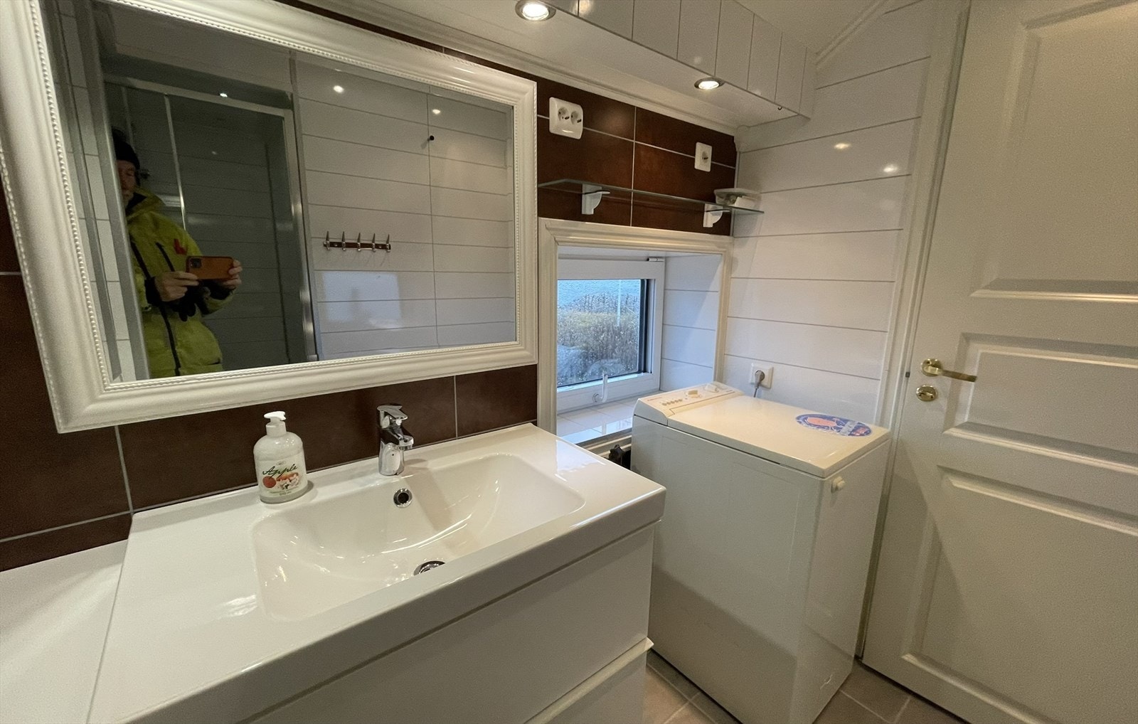 Fullt utstyrt bad/wc i leilighet med opplegg vaskemaskin og dusj, baderomsinnredning Galleribilde