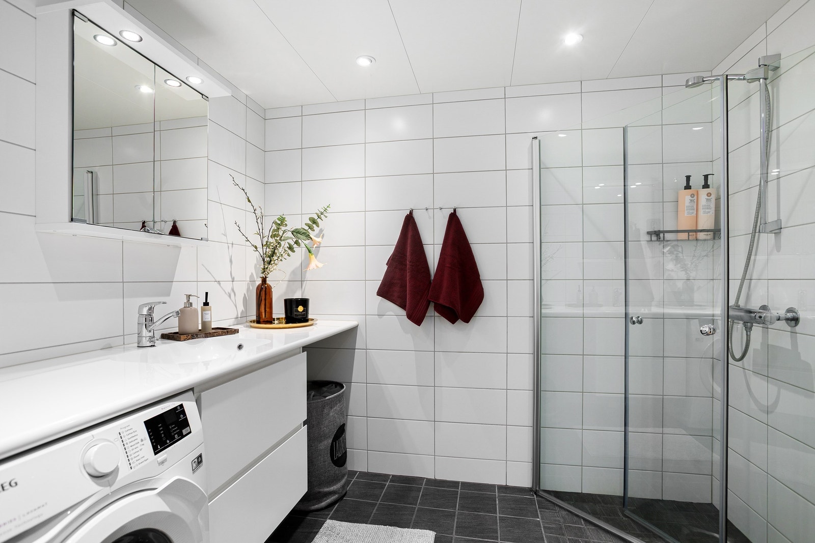 Dusjbad/wc (ca. 5 kvm): Dusjnisje med glassdører med ett-greps armatur. Vegghengt toalett med innebygd sisterne. Himlingsflate utført i himlingsplater med downlights. Galleribilde