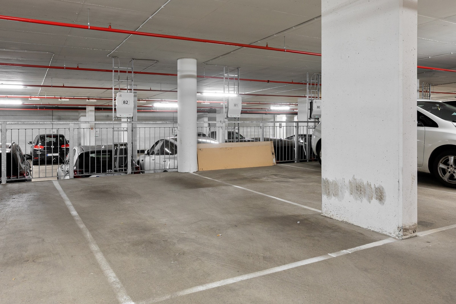 Garasjeplass nr. 82 med elbil-lader følger med Galleribilde