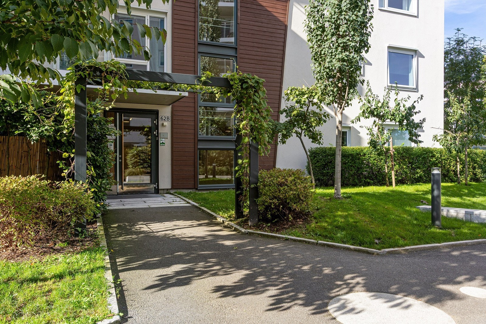 Pent beplantet inngangsparti Galleribilde